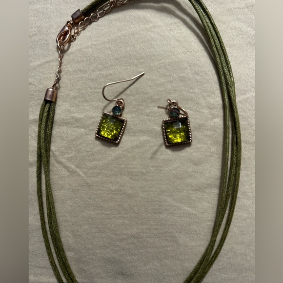 18 inch necklace with matching earrings. Unsure of brand - Picture 2 of 6